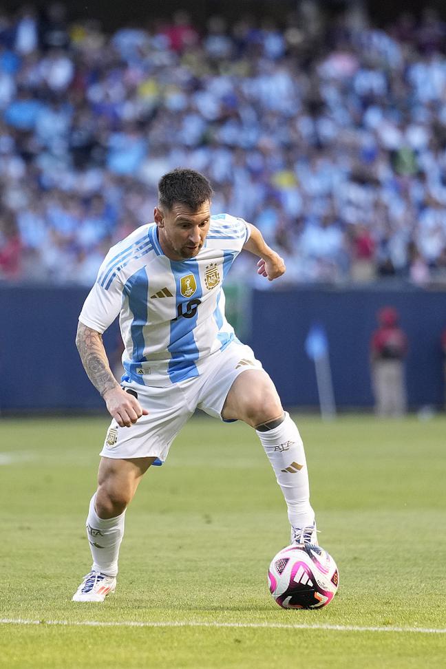 安全感满满！德保罗穿跨栏背心当梅西“保镖”，苏牙贴身紧跟（安全感拉满！德保罗穿跨栏背心护驾梅西，苏牙全程紧随）