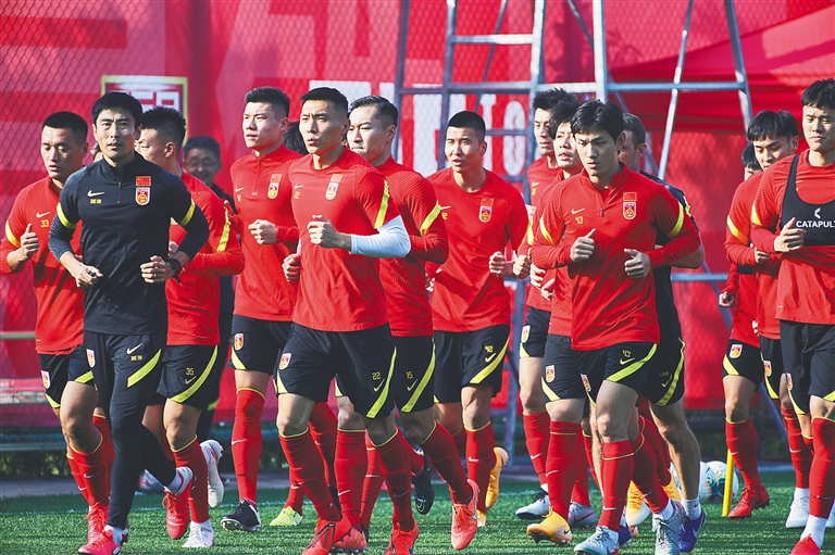 卡拉格再谈萨拉赫炮轰事件：就是丢人现眼，还有人为他辩护？（卡拉格重提萨拉赫争议：丢脸至极，竟还有人替他开脱？）