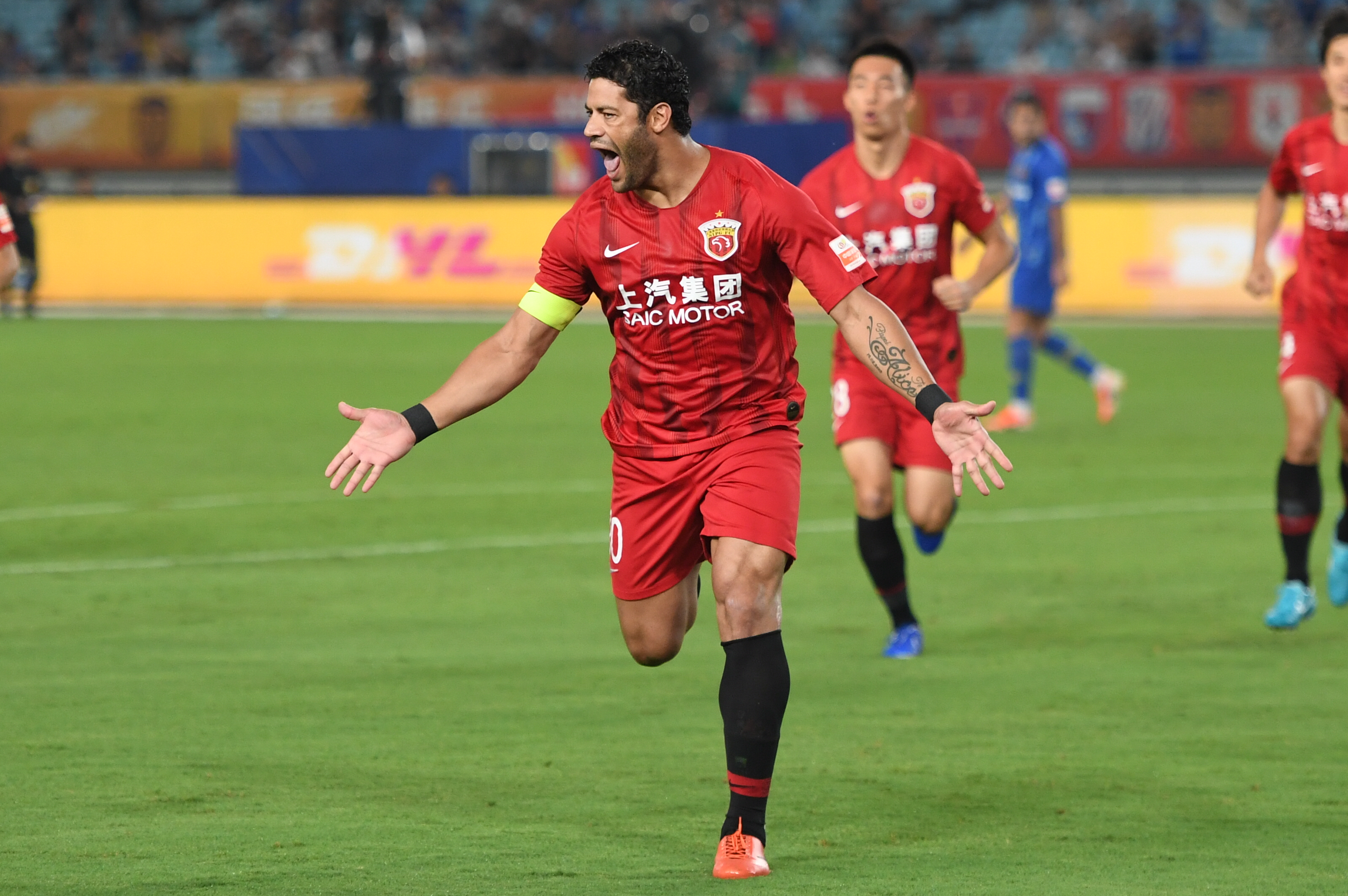 德甲战报：凯恩替补登场戴帽，拜仁5-0狂胜十人斯图加特（德甲：凯恩替补上演帽子戏法，拜仁5-0横扫十人斯图加特）