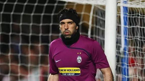 风中有朵雨做的云？曼城新赛季二客球衣曝光：灵感源自雨滴（曼城新赛季二客球衣亮相：从雨滴汲取灵感）