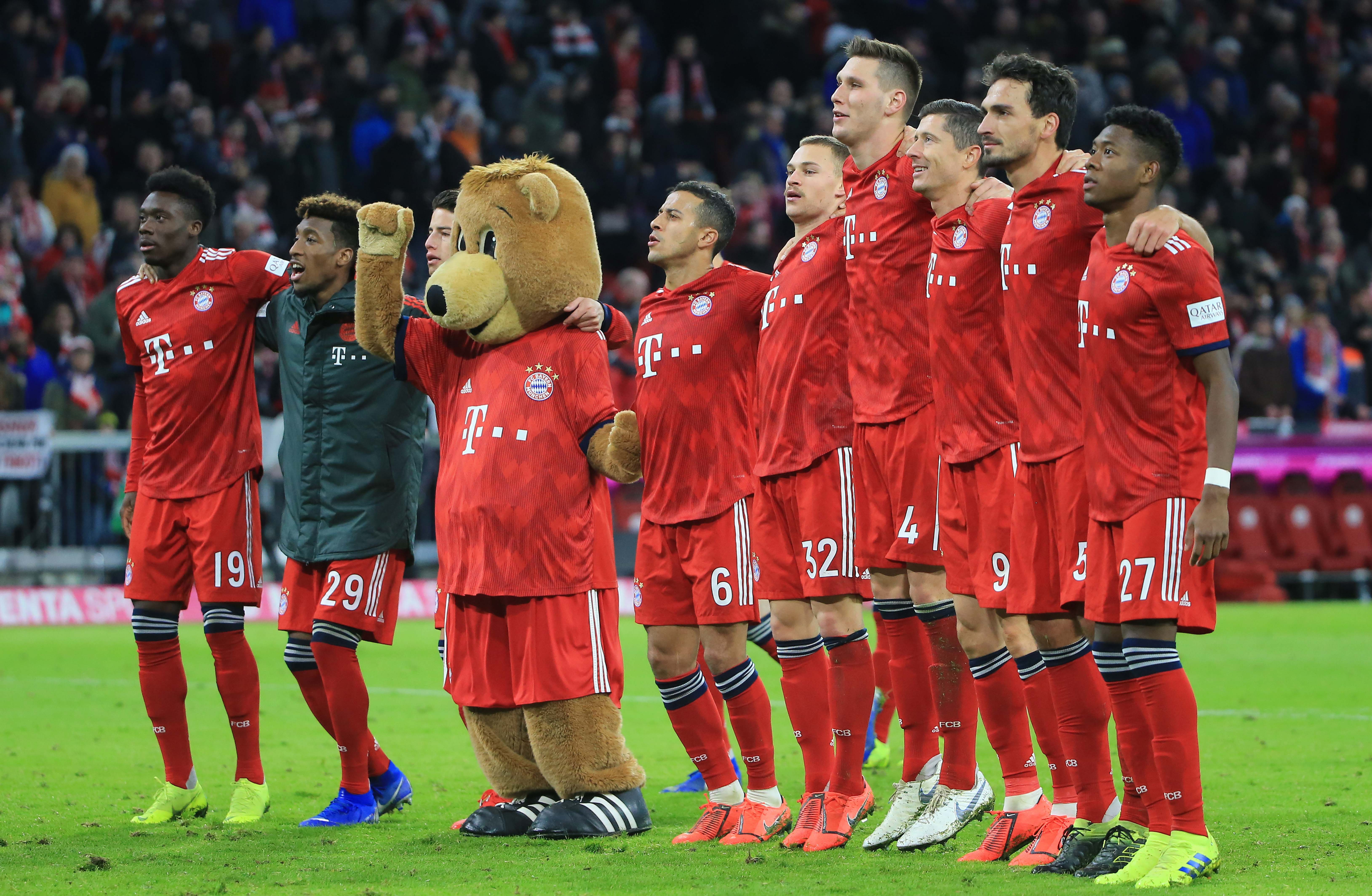 足坛悲喜夜！国米遇争议点球绝杀 拜仁巴萨皆逆转 切尔西又翻车（足坛冰火夜！国米遭争议点球压哨绝杀，拜仁巴萨双双逆转，切尔西再度翻车）