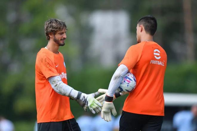 斯基拉：那不勒斯依然想租梅努，球员也想要获得更多出场机会（斯基拉：那不勒斯仍盼租借梅努，球员也渴望增加出场时间）