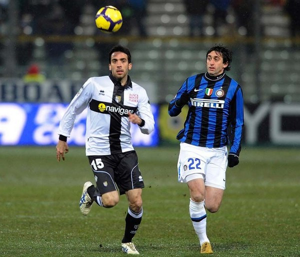 汉堡官方：格拉策尔右大腿肌肉纤维撕裂，将缺阵今年剩余比赛（汉堡官宣：格拉策尔右大腿肌肉纤维撕裂，无缘今年剩余所有比赛）