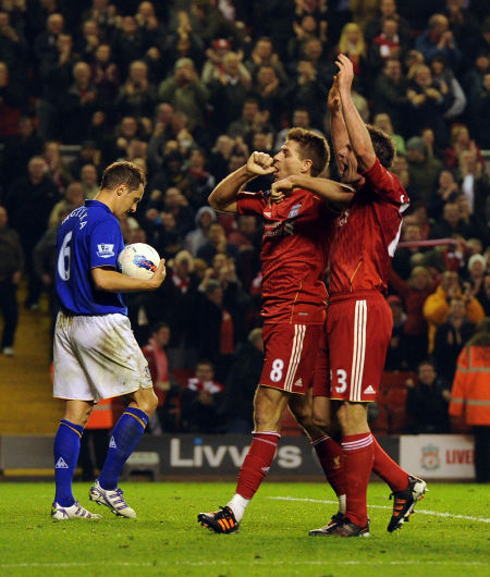 意媒：桑德兰想先租后买从米兰签圣地亚哥，已联系球员经纪人（意媒：桑德兰欲以租借+买断方式从米兰引进圣地亚哥，已与其经纪人接触）